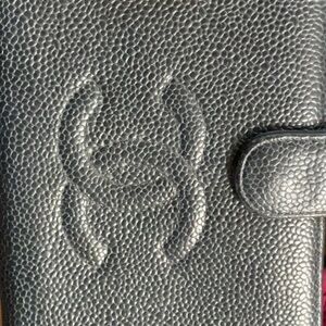 Beautiful Chanel Kiss Lock Caviar Leather $3000 Use Lux Wallet Snap Loose